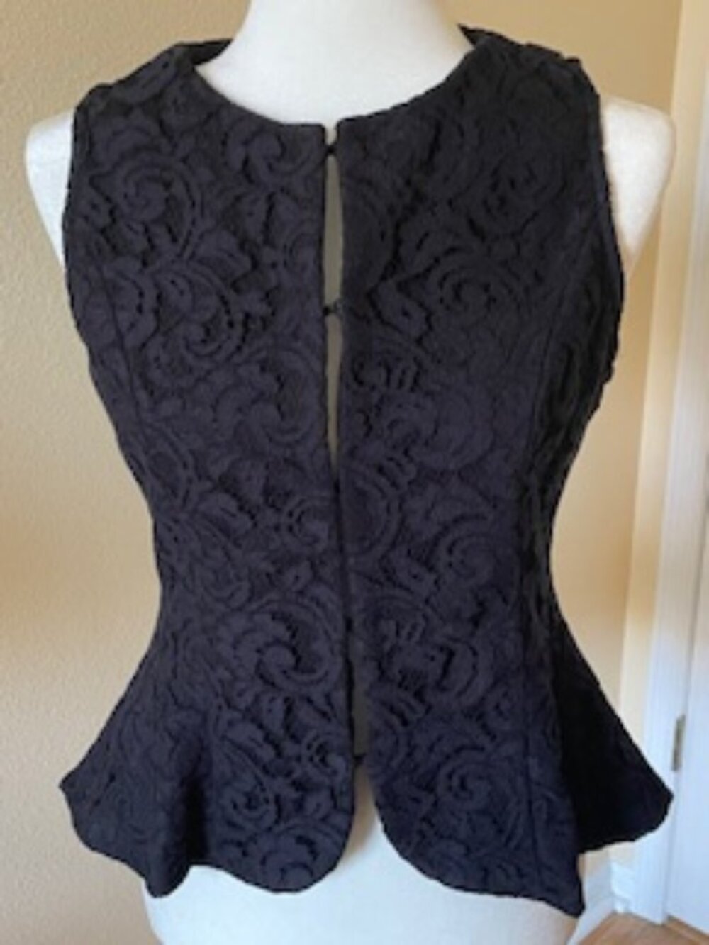 Robbi & Nikki Sleeveless Evening Black Lace Top - size M